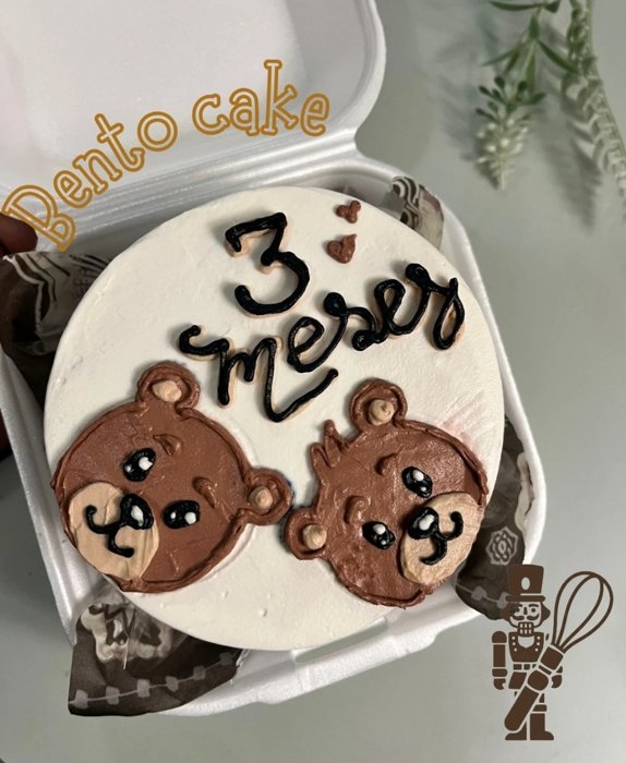 Bento cake individual com dois ursinhos de chocolate e escrita 3 meses