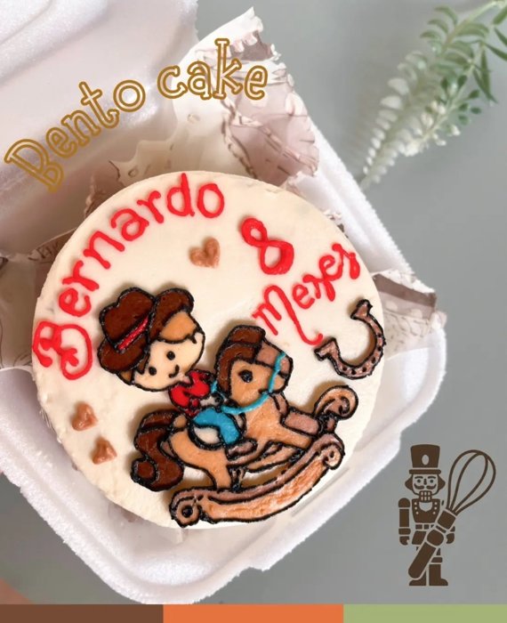Bento cake personalizado com ilustração de menino cowboy em cavalinho de brinquedo, escrito Bernardo 8 meses