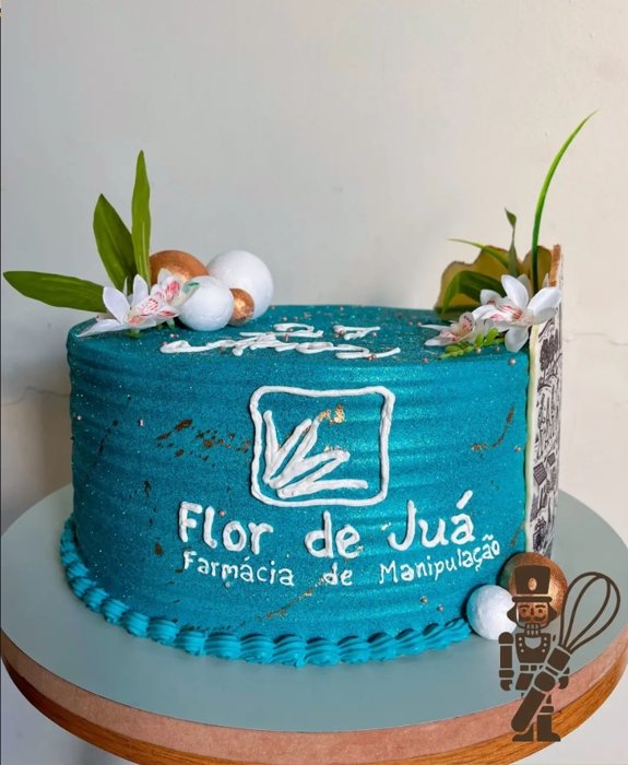 Bolo azul metalizado personalizado com o logo Flor de Juá Farmácia de Manipulação